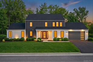 24 Wildwood Dr in Rock Tavern, NY - Building Photo