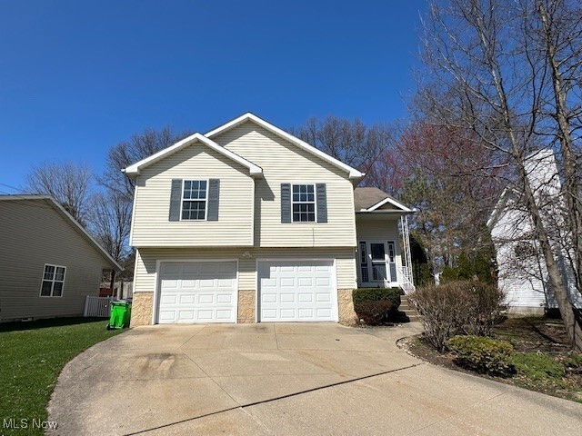 142 Gaylord Dr in Munroe Falls, OH - Building Photo