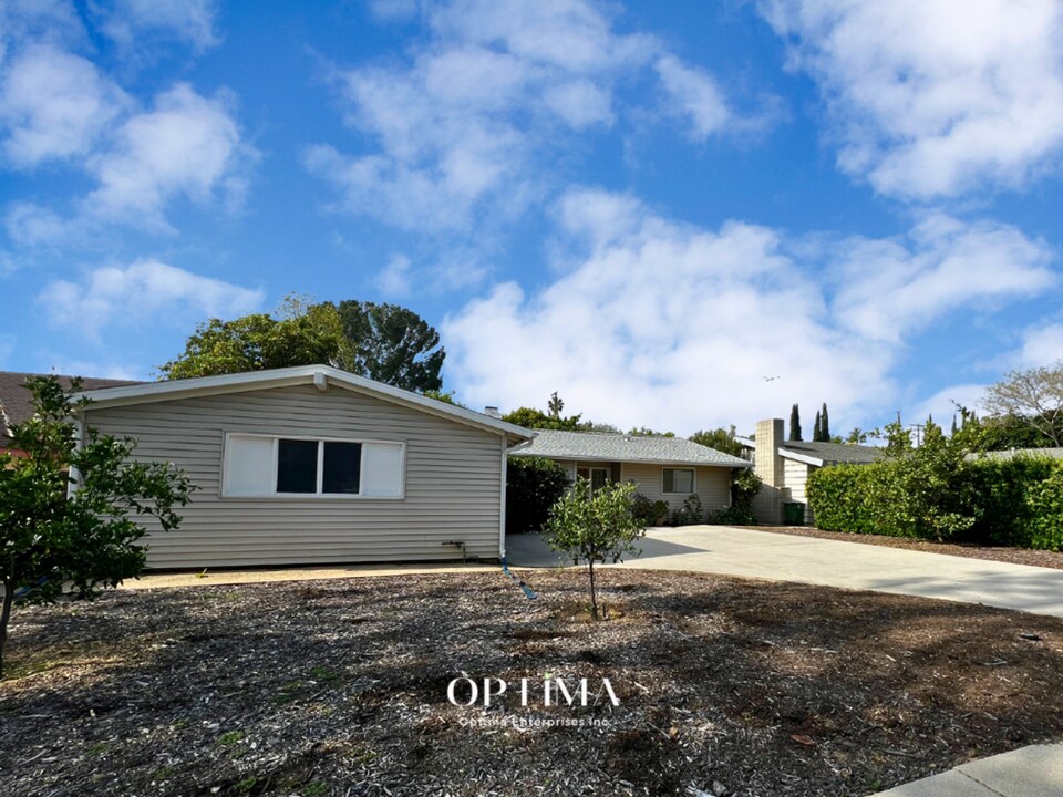 16744 Donmetz St in Los Angeles, CA - Building Photo