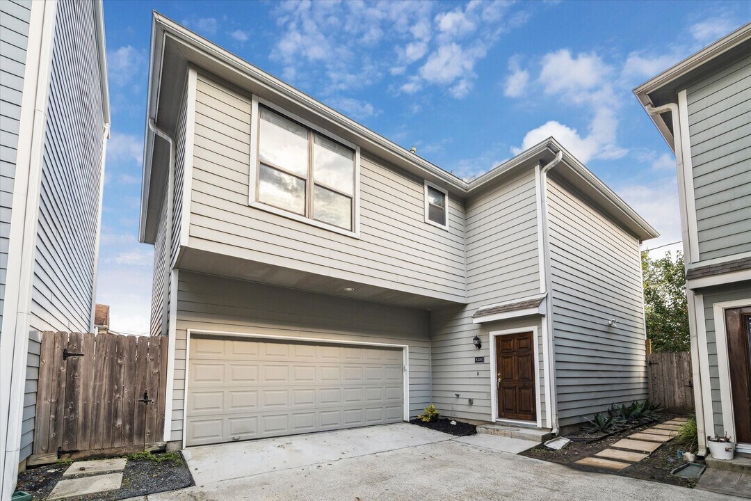 828 W 19th St in Houston, TX - Building Photo