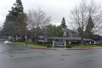 Cypress Glen in Hayward, CA - Foto de edificio - Building Photo