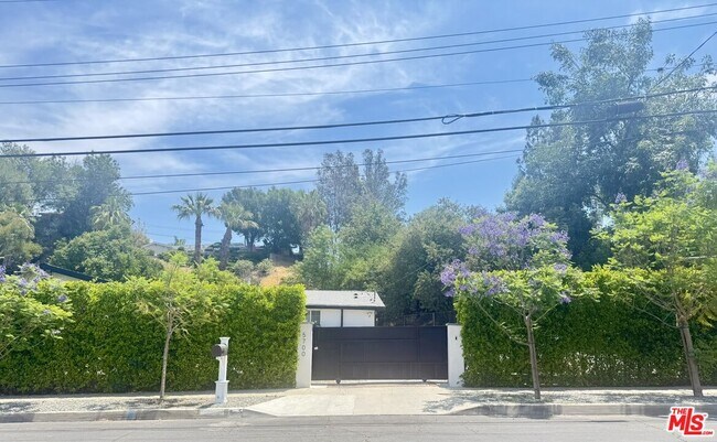 5700 Laramie Ave in Los Angeles, CA - Building Photo - Building Photo