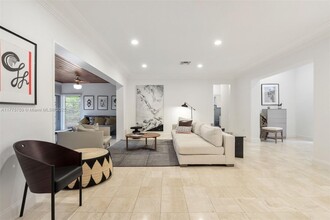 1325 Blue Rd in Coral Gables, FL - Foto de edificio - Building Photo