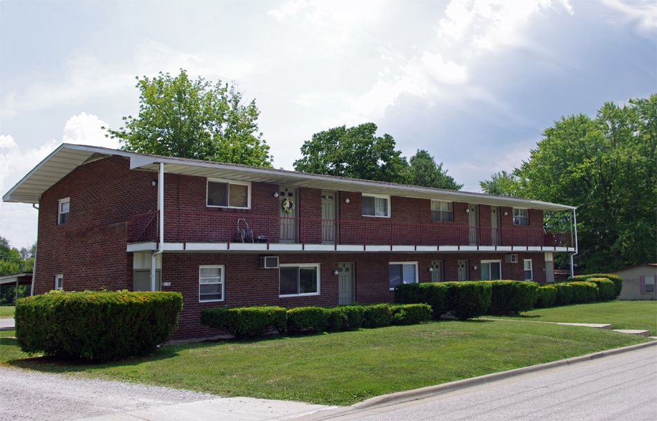 106 S High St in Shiloh, IL - Building Photo