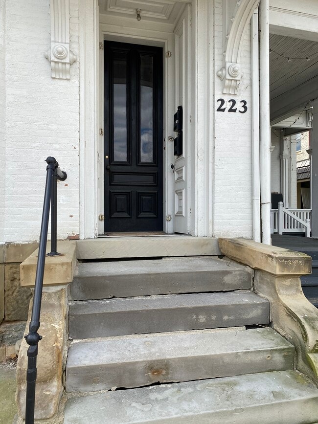 223 E Main St in Eaton, OH - Foto de edificio - Building Photo