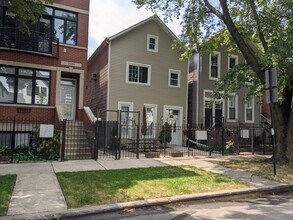 2455 W Cortland St in Chicago, IL - Building Photo - Building Photo