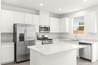 10146 Glen Aulin St in Las Vegas, NV - Building Photo - Building Photo