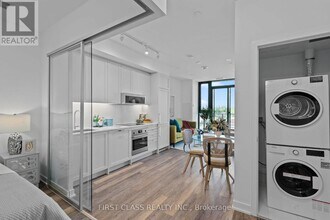 250 Lawrence Ave W in Toronto, ON - Building Photo - Building Photo