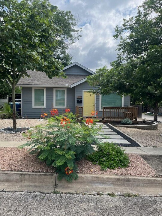 828 Wheless Ave in Kerrville, TX - Building Photo