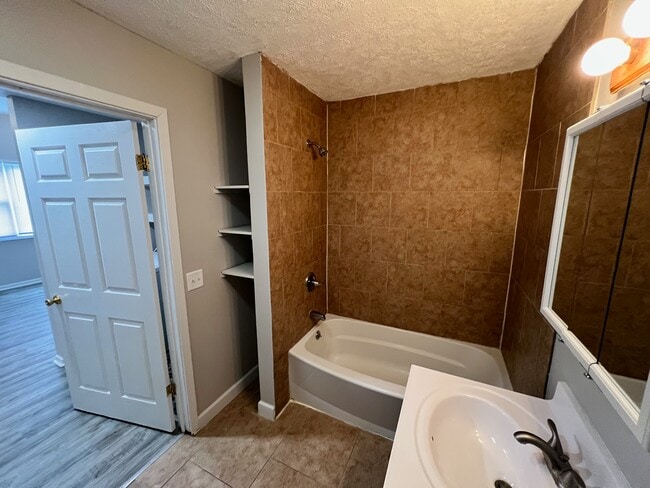 911 18th Ave, Unit Apartment C in Council Bluffs, IA - Building Photo - Building Photo
