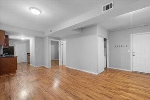 1464 W Ohio St, Unit 1F in Chicago, IL - Building Photo