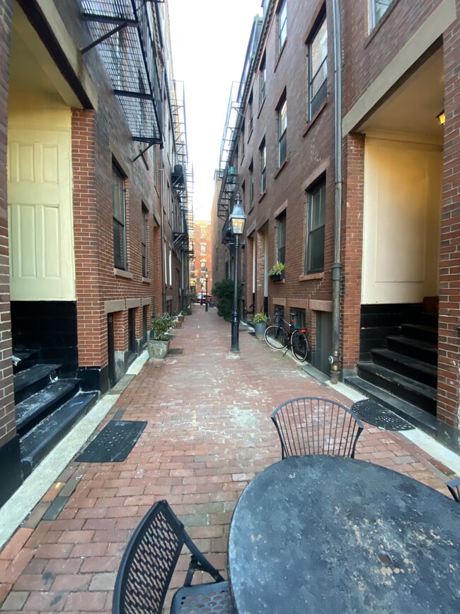 3 Goodwin Pl, Unit B in Boston, MA - Building Photo - Building Photo