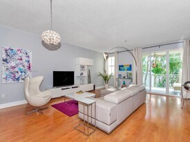 7542 SW 102nd St in Pinecrest, FL - Building Photo