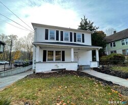 482 W Main St in Norwich, CT - Building Photo