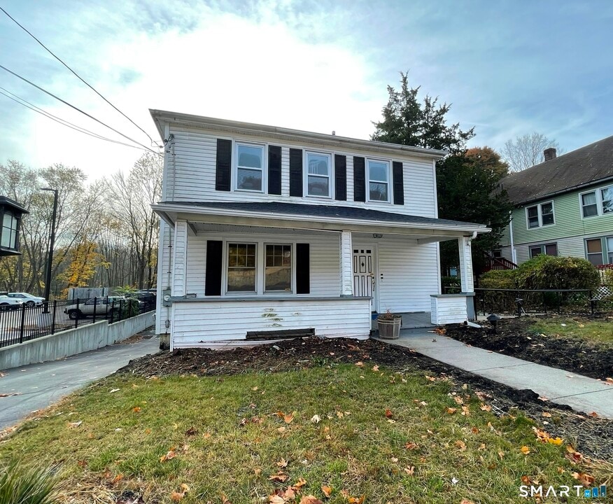 482 W Main St in Norwich, CT - Building Photo