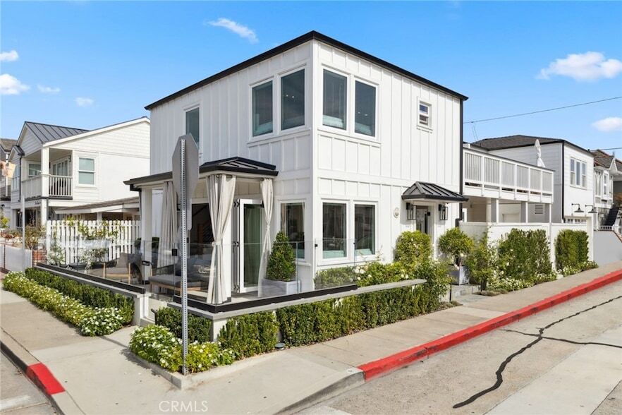 300 Coral Ave, Unit 2F in Newport Beach, CA - Foto de edificio