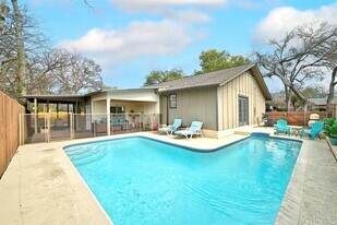 7210 Towering Oaks Dr in Austin, TX - Building Photo