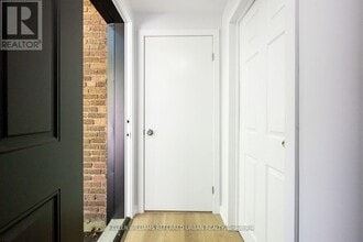 2556 Lake Shore Blvd W in Toronto, ON - Building Photo - Building Photo