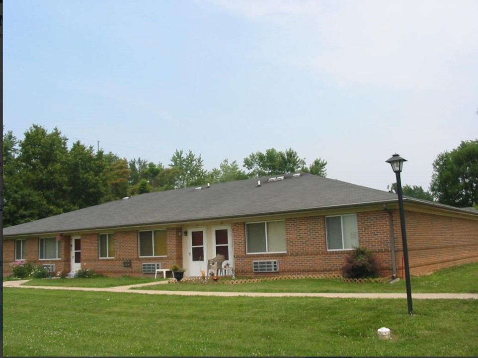 Village Apartments of Riverton in Riverton, IL - Building Photo