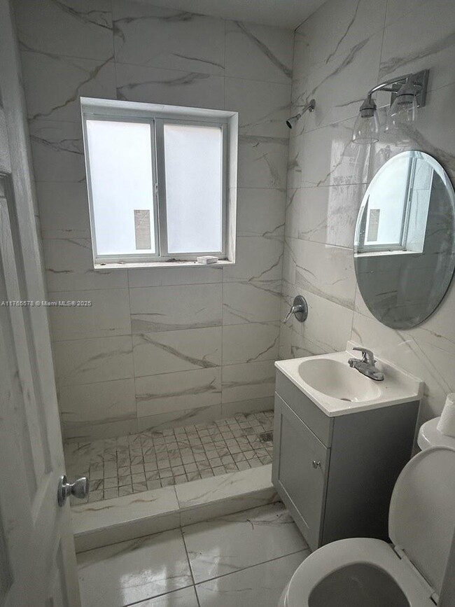 2490 NW 104th Terrace in Miami, FL - Building Photo - Building Photo