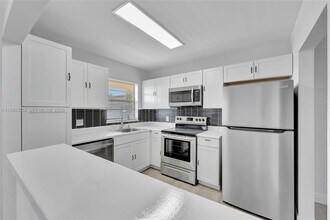 2060 NW 81st Ave in Pembroke Pines, FL - Building Photo - Building Photo