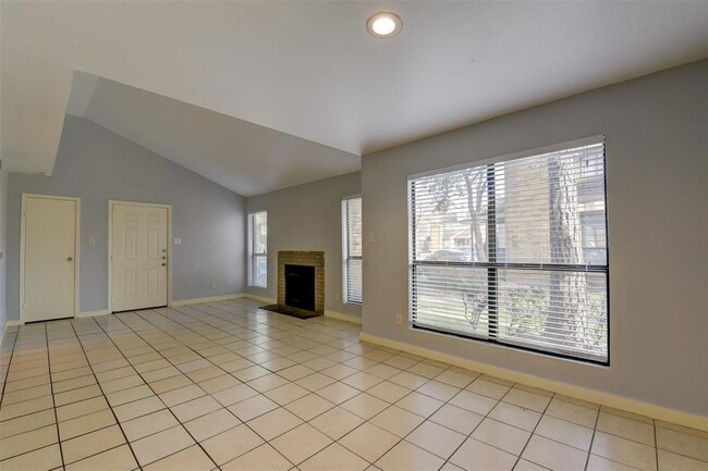 7200 W T C Jester Blvd in Houston, TX - Foto de edificio - Building Photo