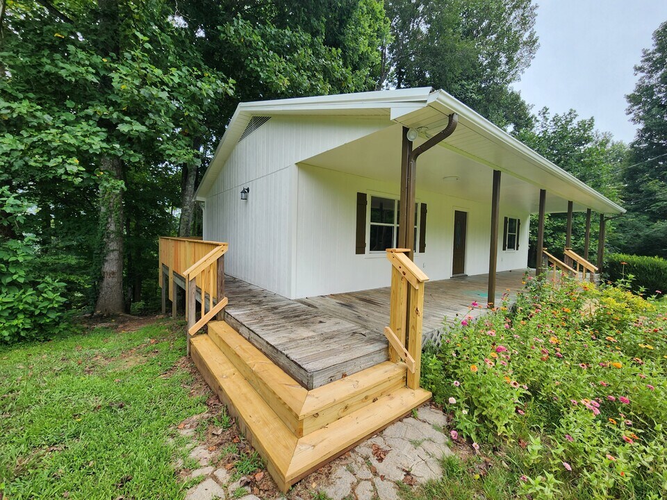 16317 Smithville Hwy in Silver Point, TN - Building Photo