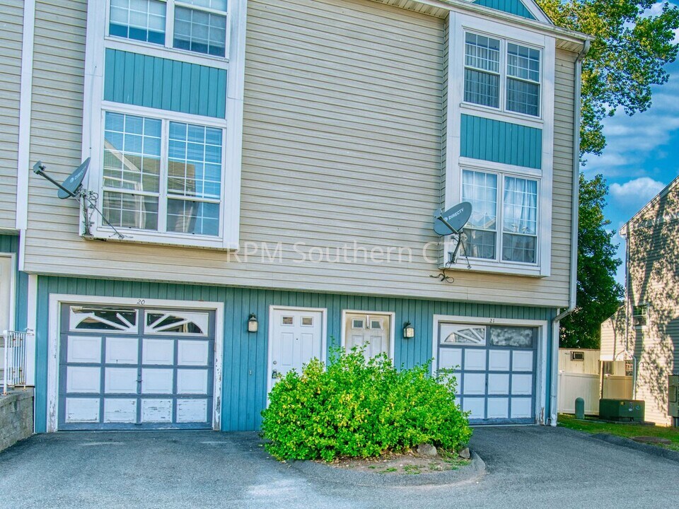 1014 Campbell Ave in West Haven, CT - Building Photo