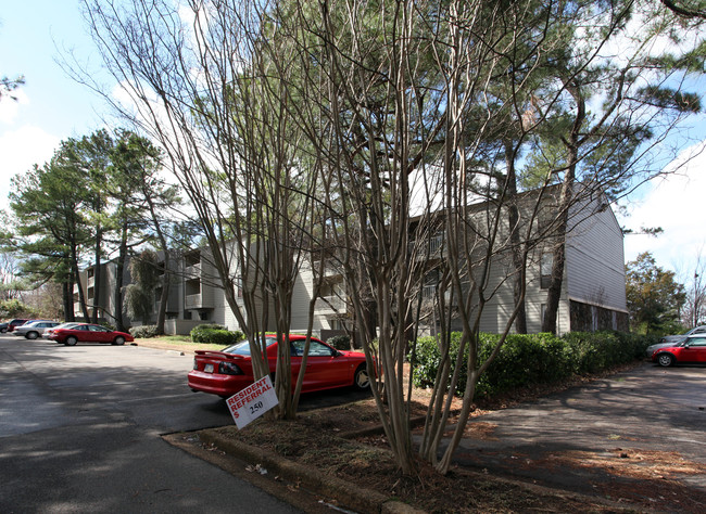 Poplar Pines Apartments West in Memphis, TN - Building Photo - Building Photo