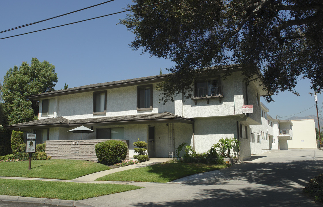 121 E Live Oak St in San Gabriel, CA - Building Photo