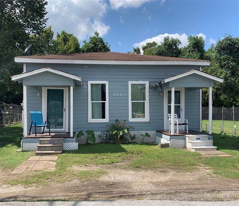 7203 Edmont Ln-Unit -B in Houston, TX - Building Photo