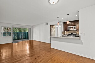 5700 Etiwanda Ave in Los Angeles, CA - Building Photo