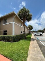 824 Twin Lakes Dr in Coral Springs, FL - Building Photo