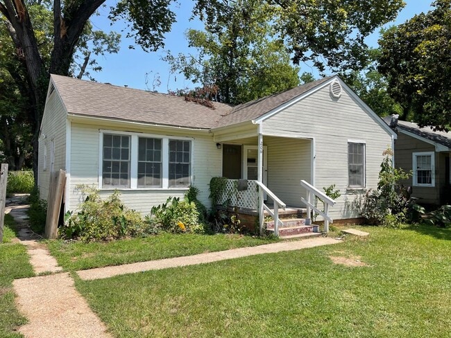 property at 206 E McCormick St