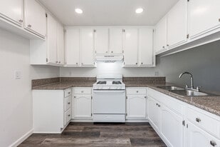 Lakewood Gardens in Lakewood, CA - Building Photo