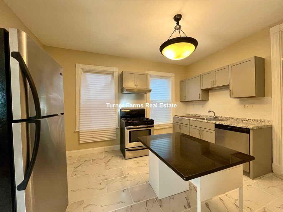 10 Bucknam St, Unit 1 in Boston, MA - Foto de edificio