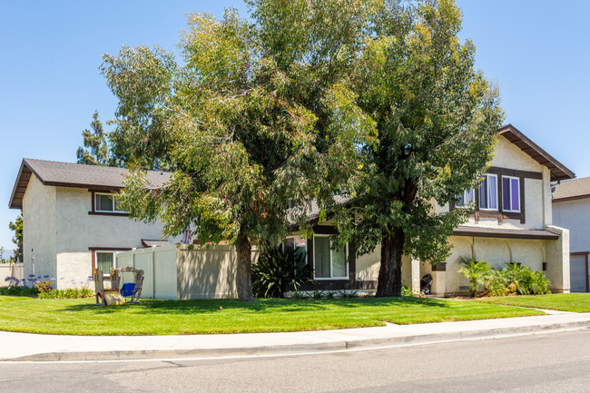 300 Wilma Cir in Placentia, CA - Foto de edificio - Building Photo