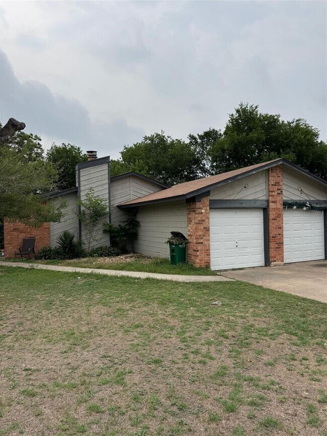 10805 Lanshire Dr in Austin, TX - Building Photo - Building Photo