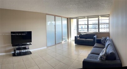 251 174th St, Unit 2211 in Sunny Isles Beach, FL - Building Photo - Building Photo