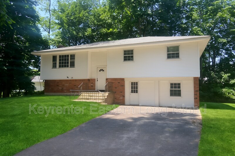 30 Cedar Ave in Sound Beach, NY - Building Photo