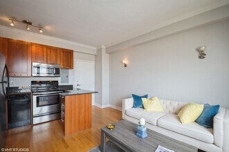 734 W Bittersweet Pl in Chicago, IL - Foto de edificio - Building Photo