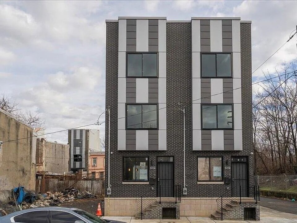 2155 E Orleans St in Philadelphia, PA - Building Photo