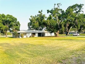 4634 McIntosh Rd in Sarasota, FL - Building Photo