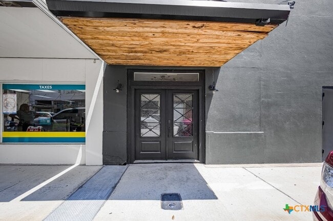 123 W May St in Yoakum, TX - Foto de edificio - Building Photo