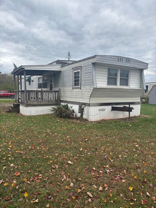 131 Mobile Court Rd in Breezewood, PA - Building Photo