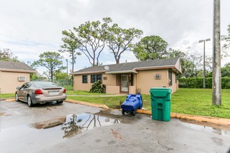 Venetian Gardens in Opa Locka, FL - Foto de edificio - Building Photo