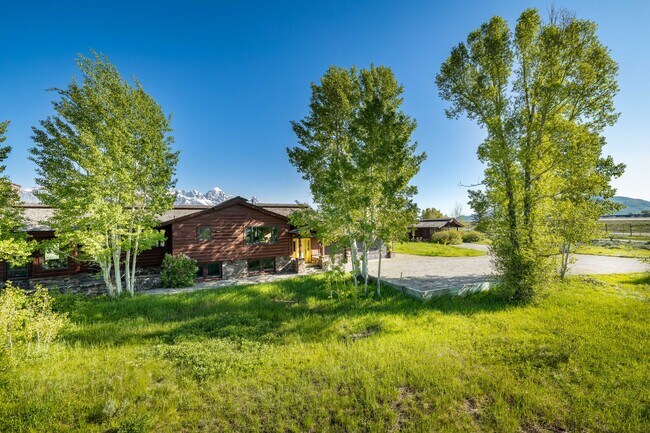 8225 N Spring Gulch Rd in Jackson, WY - Building Photo - Building Photo