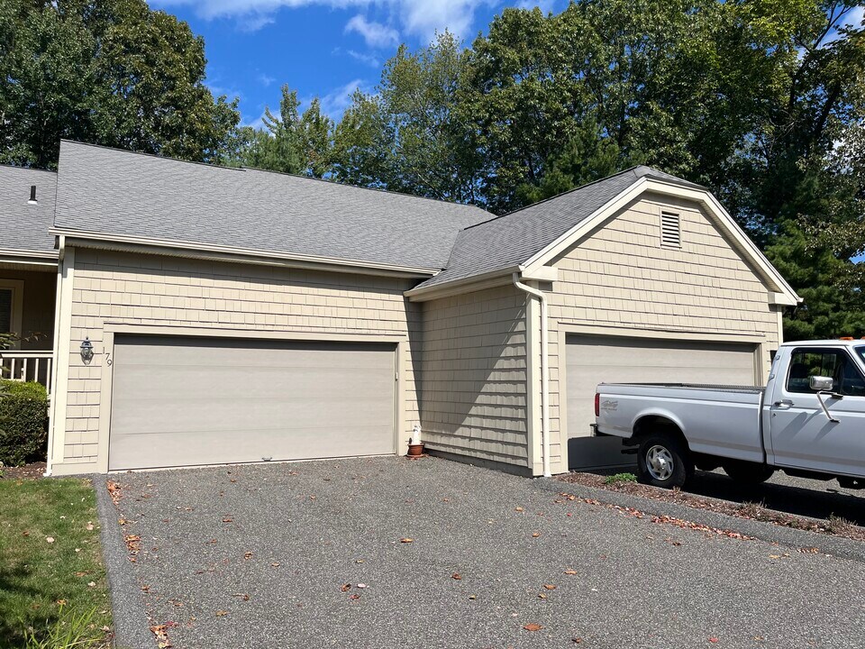 12 Boulevard Dr in Danbury, CT - Building Photo