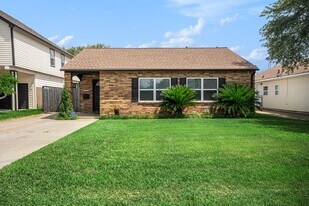 5720 Fraser Ave in Galveston, TX - Building Photo