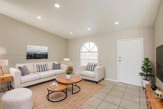 14484 SW 174th St in Miami, FL - Foto de edificio - Building Photo